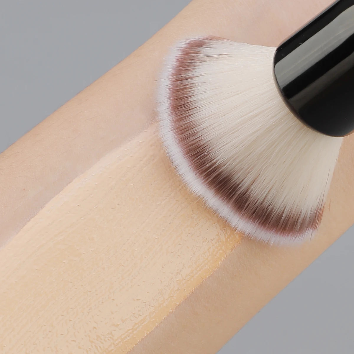 Foundation Brush Soft Dense Full Coverage Buffing Blending Contouring Complexion Base Corrector Primer Makeup Brush