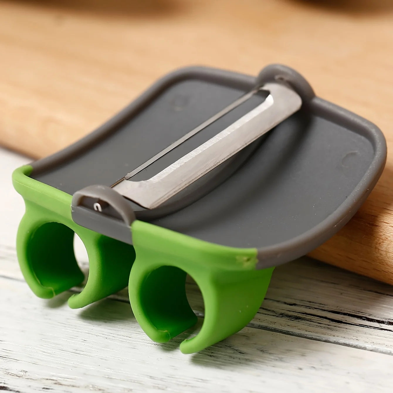 Vegetable peeler with anti slip rubber handle and ergonomic handle - made of sturdy and heat-resistant 304 stainless steel struc