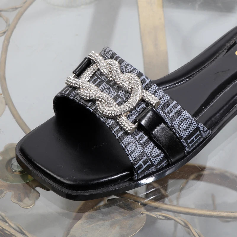 Slippers 2025 new anti-slip rhinestone flat bottom fashion word drag women's shoes wear sandals open toe luxurious lady slippers